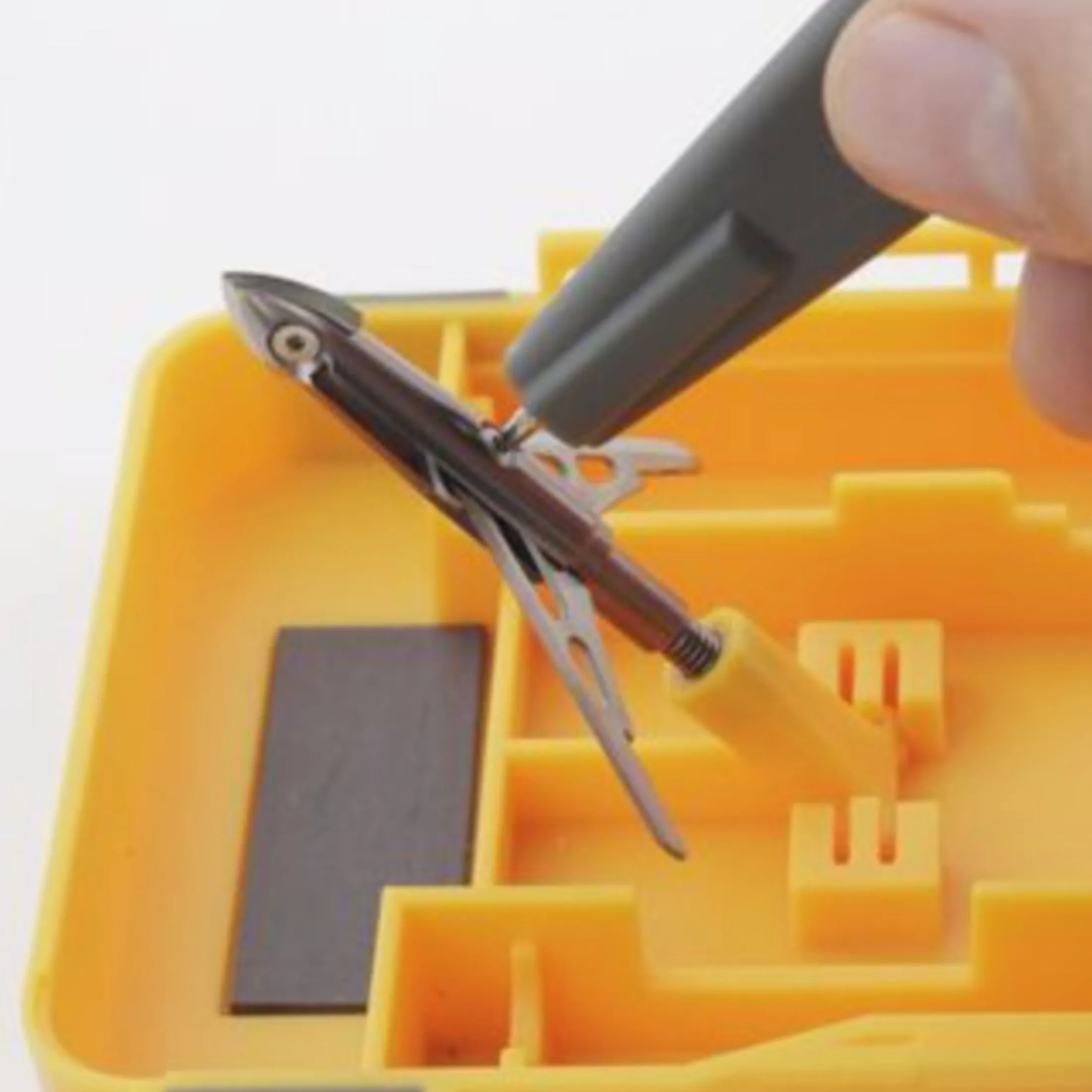 Mechanical broad head sharpening system