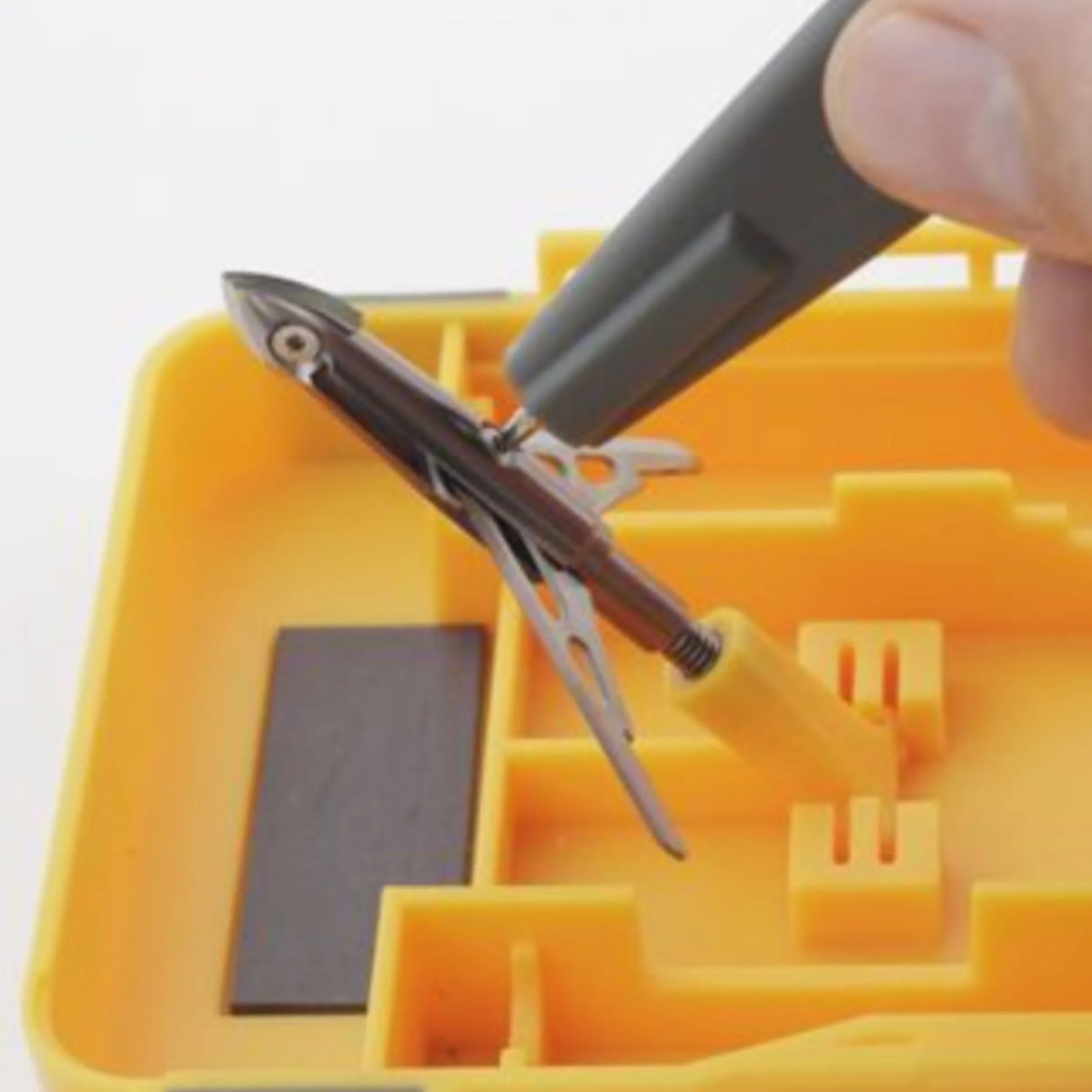 Mechanical broad head sharpening system^Smiths Best
